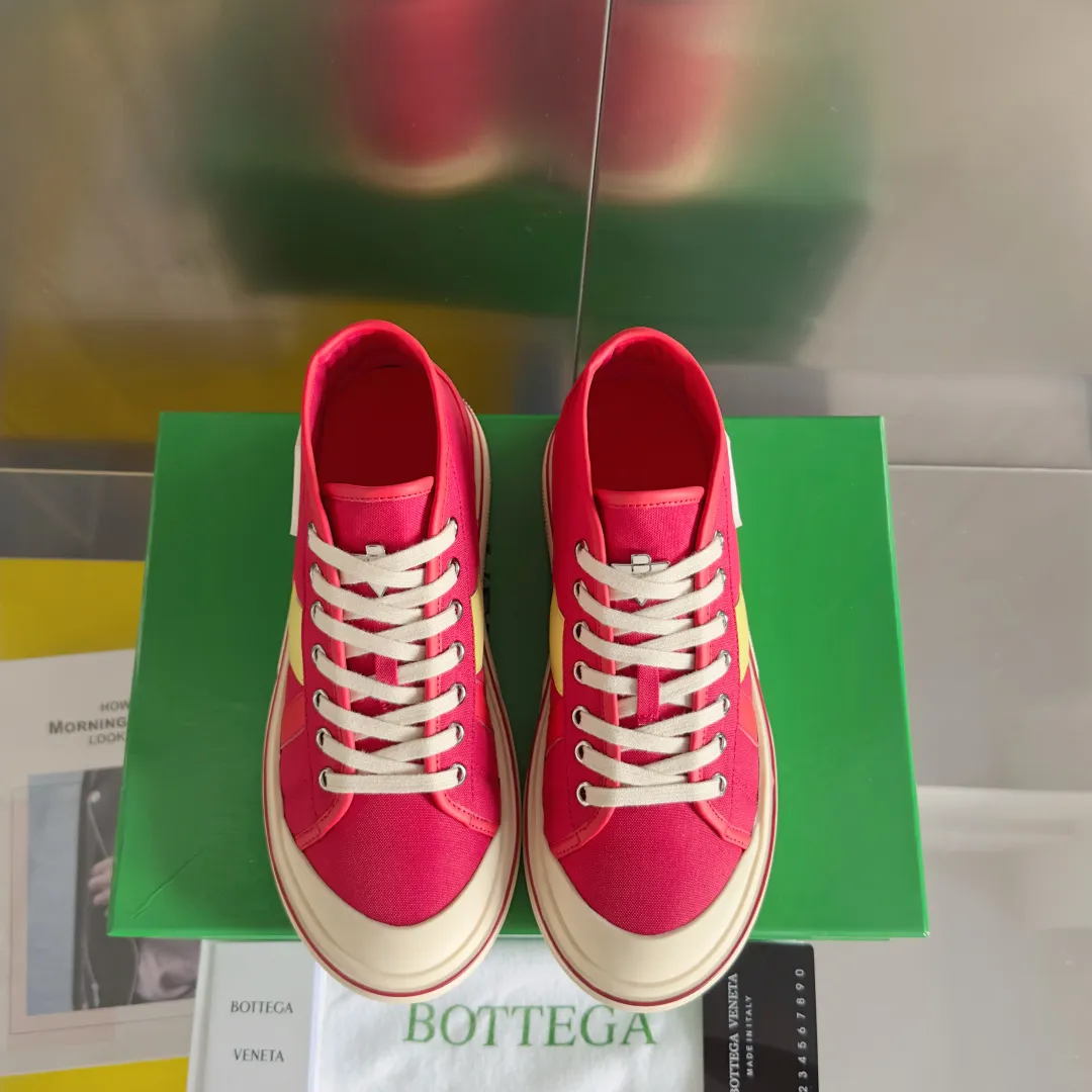 Top version: Couple model 580💰 Bottega Veneta Bottega Veneta BV’s latest Eliot series retro basketball shoes casual sports canvas shoes Bottega Veneta 2025 spring and summer show new shoes Eliot is on the market. Inspired by retro basketball sneakers, the color combination highlights youthful vitality and perfectly interprets the theme of youth and childlike innocence. The details are also very particular. The summer canvas brings excellent durability and comfort. Designs such as calfskin trim, rubber toe caps and hand-painted retro red lines are full of retro feel. The round toe and convex sole add a modern feel. Exquisite packaging at the delivery counter🛍📦 ▪️Fabrics: Original customized high-density canvas + cowhide ▪️Inner lining: Original customized breathable canvas ▪️Sole: Original open-molded anti-slip TPU material ▪️Sole thickness: 3CM ▪️Size: Women’s 35-41 / [Men’s 39-45 pre-sale]